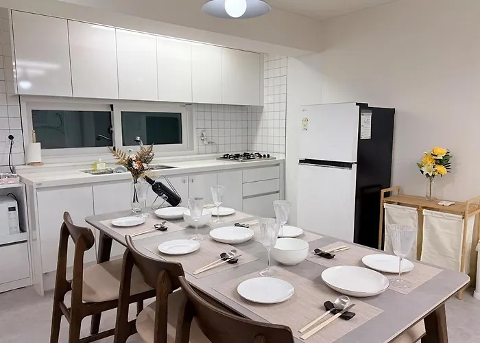 Large Space Dongmyo Station, Dongdaemun, Ddp, Gyeongbokgung Palace, Gwangjang Market, Airport Bus 8 Minutes, 5 Beds, 3 Apartment