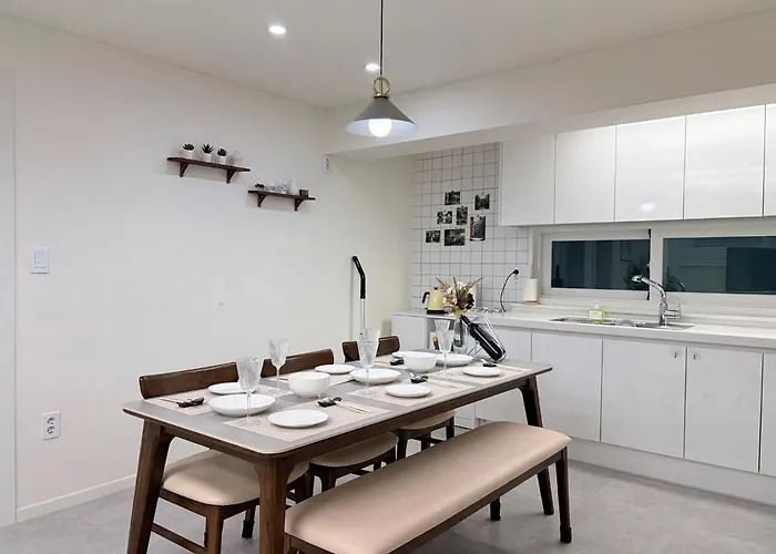 Large Space Dongmyo Station, Dongdaemun, Ddp, Gyeongbokgung Palace, Gwangjang Market, Airport Bus 8 Minutes, 5 Beds, 3 Apartment