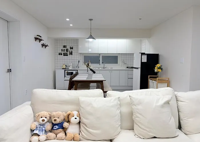 Large Space Dongmyo Station, Dongdaemun, Ddp, Gyeongbokgung Palace, Gwangjang Market, Airport Bus 8 Minutes, 5 Beds, 3